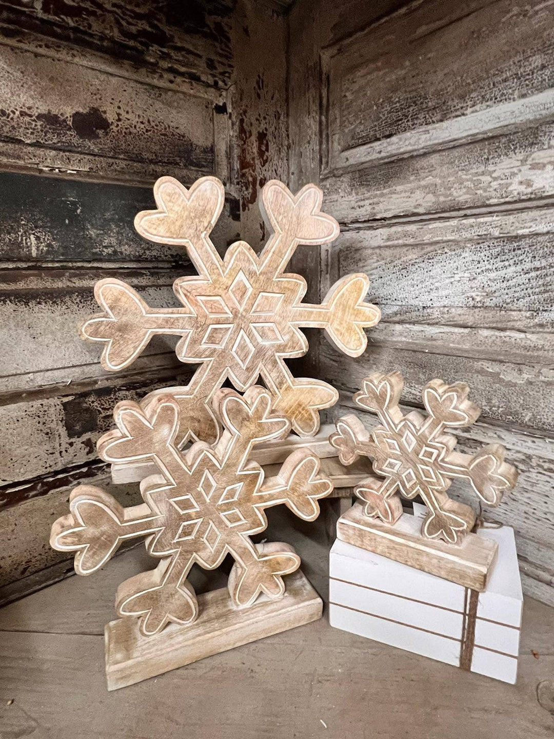 Snowflake Sitter 16in